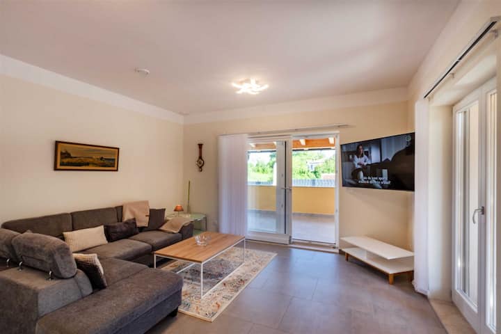 استرخِ بأناقة – غرفة المعيشة المشرقة والحديثة هي ملاذك الأسترياني المريح.