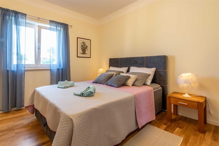 استمتع بالراحة في غرفة نوم مزينة بشكل جميل مع سرير مزدوج مريح.