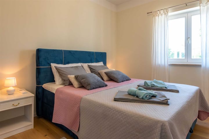 يخلق التصميم الساحر والبياضات الناعمة المكان المثالي لقضاء ليلة مريحة.