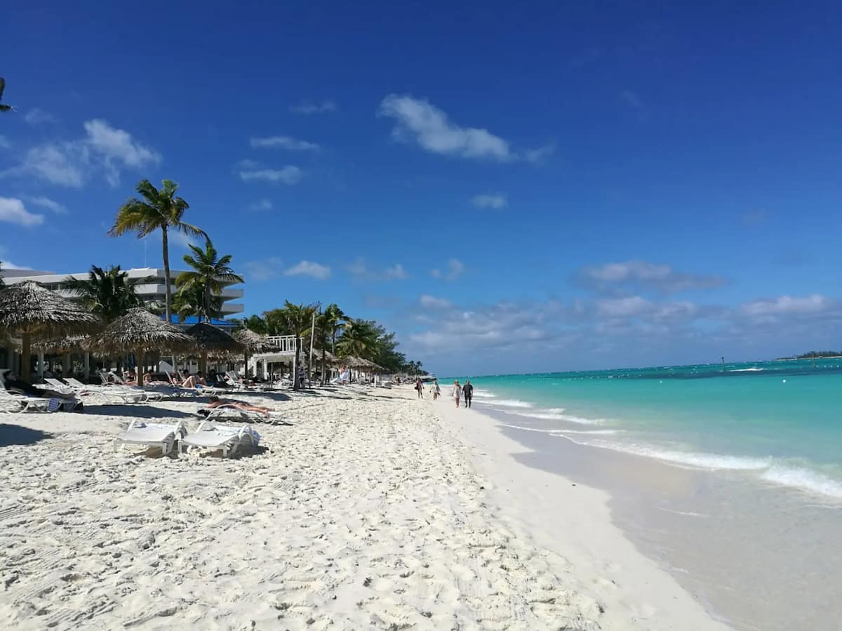 Getaway to the Bahamas | Restaurant. Outdoor Pool