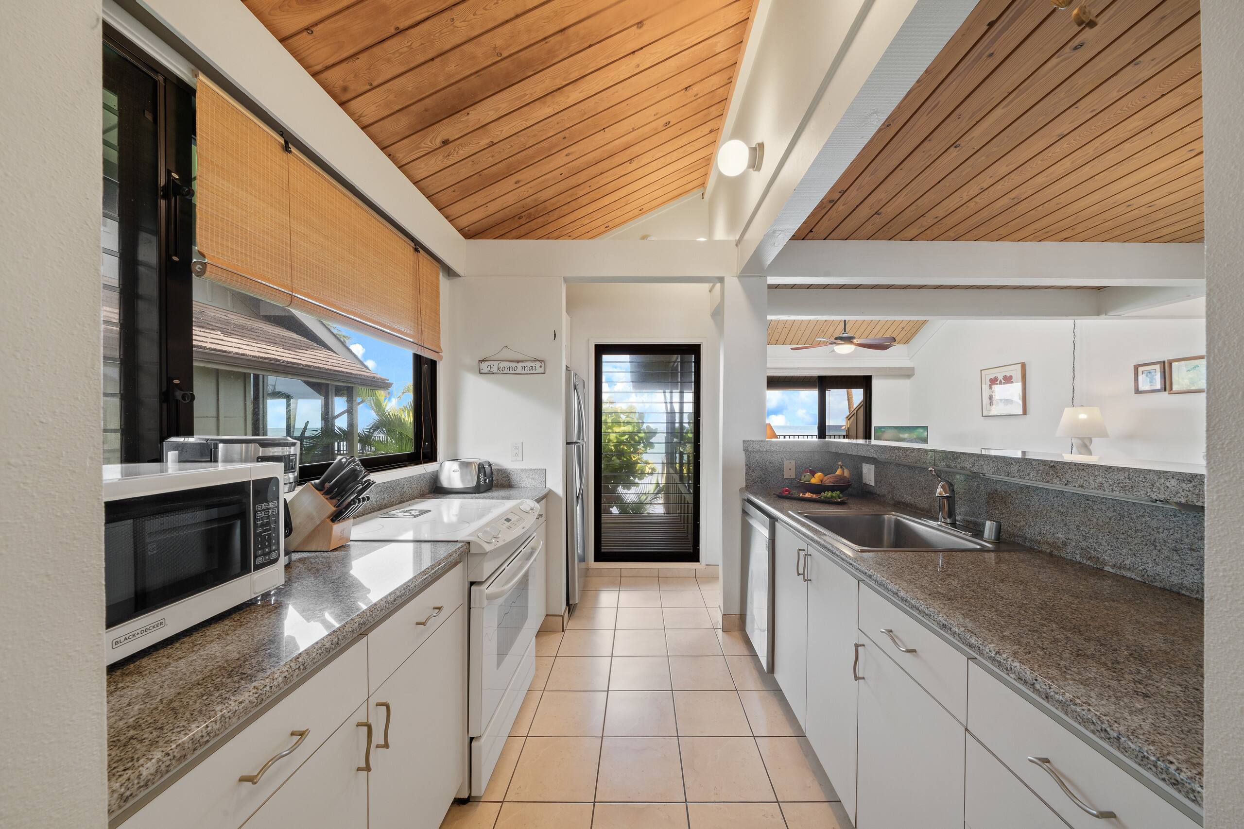 Condo in Lahaina · ★5.0 · 2 bedrooms · 4 beds · 2 baths - Image 5