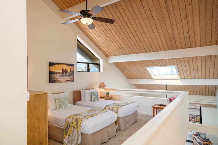 ლოფტის ტიპის საძინებელი მეორე სართულზე ორი ერთადგილიანი საწოლით, რომელთა გარდაქმნა ორადგილიან საწოლადაც შესაძლებელია (ამ სერვისის მოთხოვნა შესაძლებელია დაჯავშნისას)