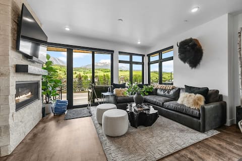 Popular Airbnb listing: 4 Season Mountain Penthouse on the Blue River in Silverthorne