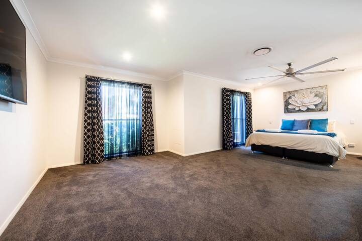 Dhoma e gjumit 1 - King, Ensuite, TV, Ngrohje, AC, Ventilator tavani + WIR 