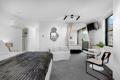 Iconic Corner Apartment with King & Queen Beds