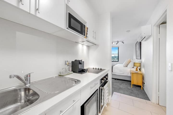 Iconic Corner Apartment With King & Queen Beds - Moore Park