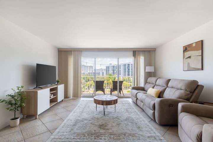 ‼️Tiny Tower Treasure‼️ - Sleeps 5 & Soaks Sun - Sunny Isles Beach, FL