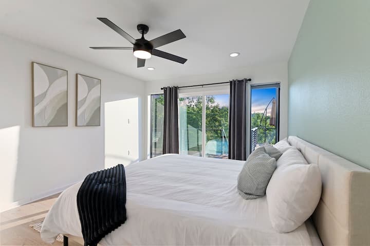 King suite featuring private balcony access and ensuite bathroom.
