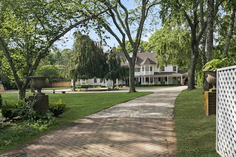 Luxurious Fully Renovated 1880's Farmhouse