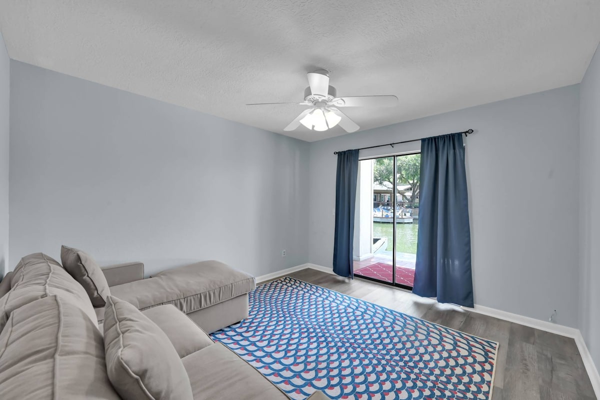 ספה נפתחת בחדר השינה הרביעי בקומת האגם