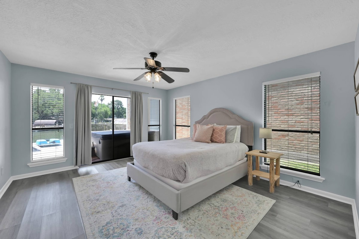 חדר שינה ראשי עם מיטת קווין סייז