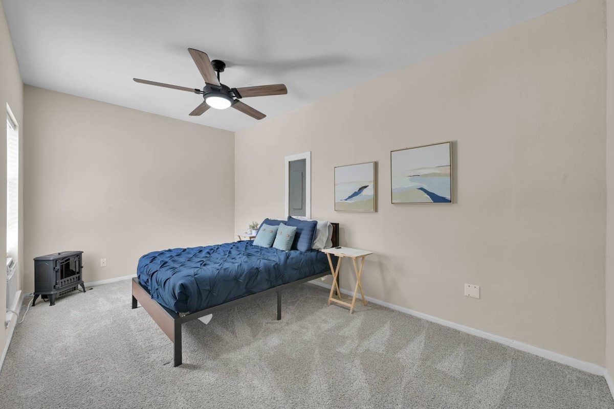 חדר שינה חמישי בחניון עם מיטת קווין סייז (כניסה נפרדת)