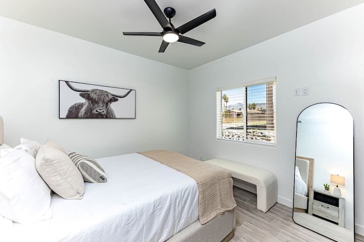 Dormitorio 2 con una cómoda cama tamaño queen para una noche de sueño reparador.