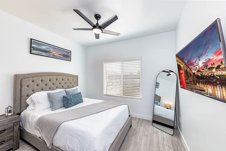 Dormitorio 4 con una acogedora cama tamaño queen y Smart TV para tu entretenimiento.