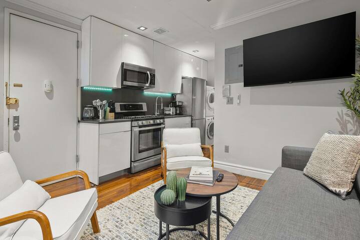 Sleek Midtown East Stay Near Everything gallery image 5