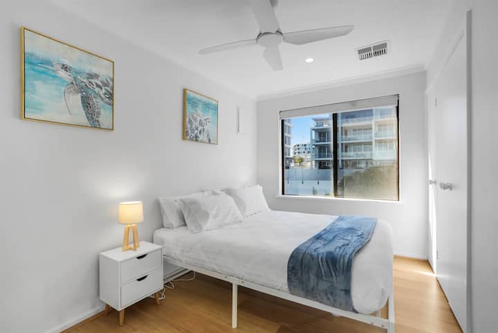 Un acogedor refugio en el dormitorio diseñado para el confort: termina tu día en completa relajación.