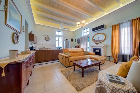 A central 2BR authentic Townhouse with Rooftop