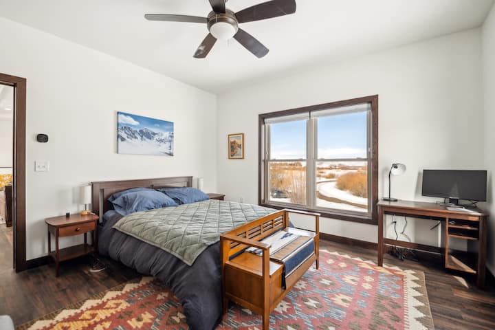 בתוך הבית, מיטה, חדר שינה, ריהוט, מסך