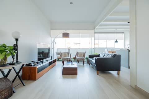 iH*| Chic 2 BR Apt with Workspace