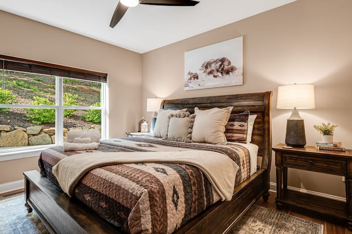 Ძირითადი დონე - მთავარი ნომერი/საძინებელი ერთი - დიდი საწოლით