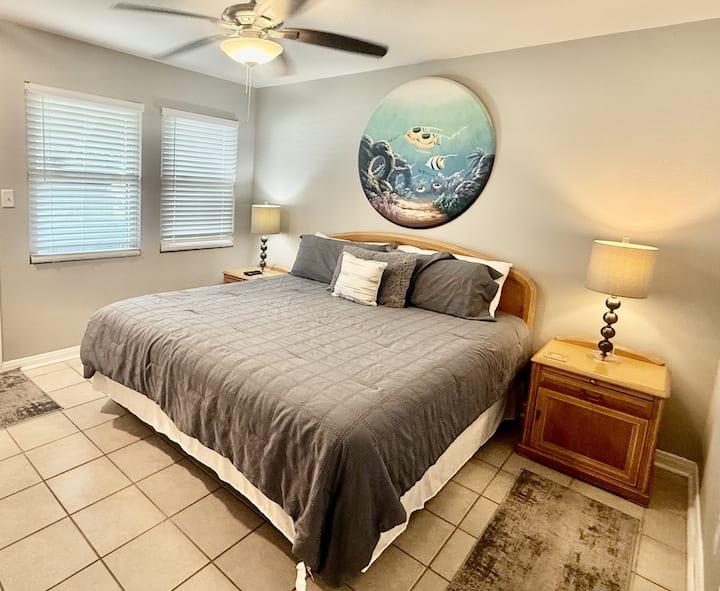 Dormitorio principal (tiene puerta de entrada lateral de estacionamiento) 