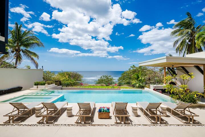 Beachfront staffed Villa w/breakfast, jacuzzi, piz