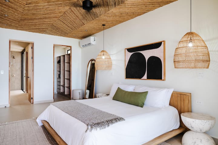 Üst katta çatı terasına erişimi olan ana yatak odası