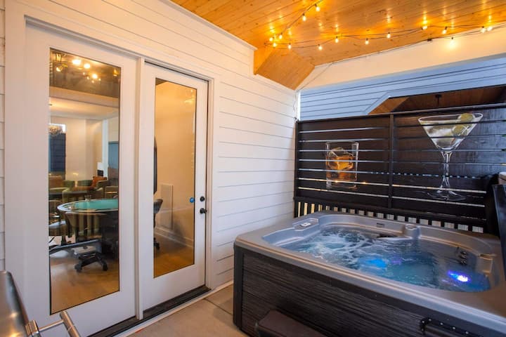 Speakeasy Glamour: Rooftop, Hot Tub + Dolly Mural - Nashville, TN
