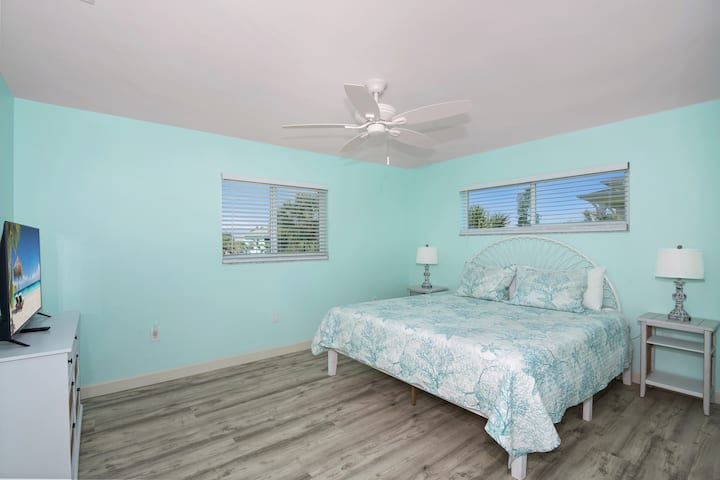 استمتع بالنوم بهدوء في غرفة النوم الرئيسية الكبيرة - ملاذك الخاص بعد يوم من المغامرة.