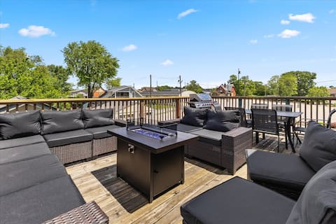 Huge Downtown Retreat with Free Parking