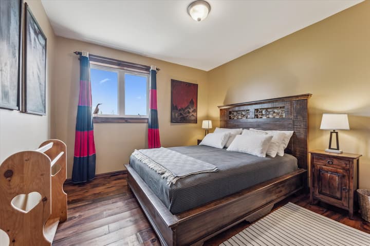 Топла и удобна спална соба на главно ниво со брачен кревет (широк 150-179 см) и рачно изработена табла на глава.