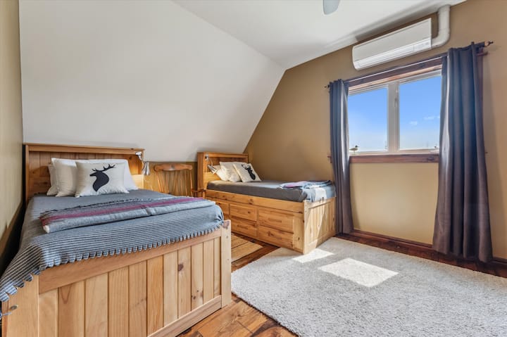 Шармантна двокреветна соба на горниот кат со два единечни кревета и акценти во природа - одлично за деца или пријатели.