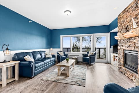 Breathtaking Lake View 2BR w/King Suite &  Pools