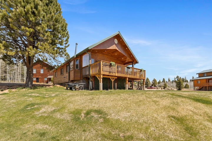 Lost Creek Sanctuary with Hot Tub and Fire Pit