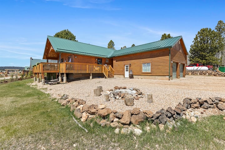 Lost Creek Sanctuary with Hot Tub and Fire Pit