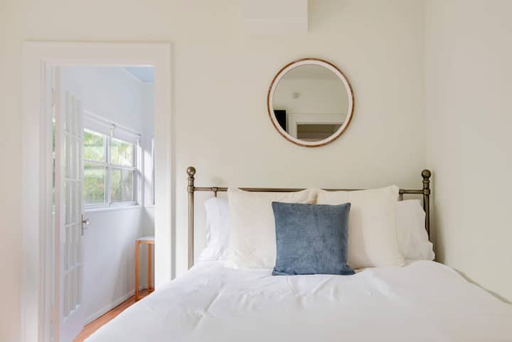 Dormitorio principal con cama tamaño queen