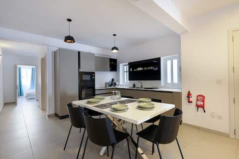 Central 3BR w/Balcony | Near Sliema & St. Julian’s