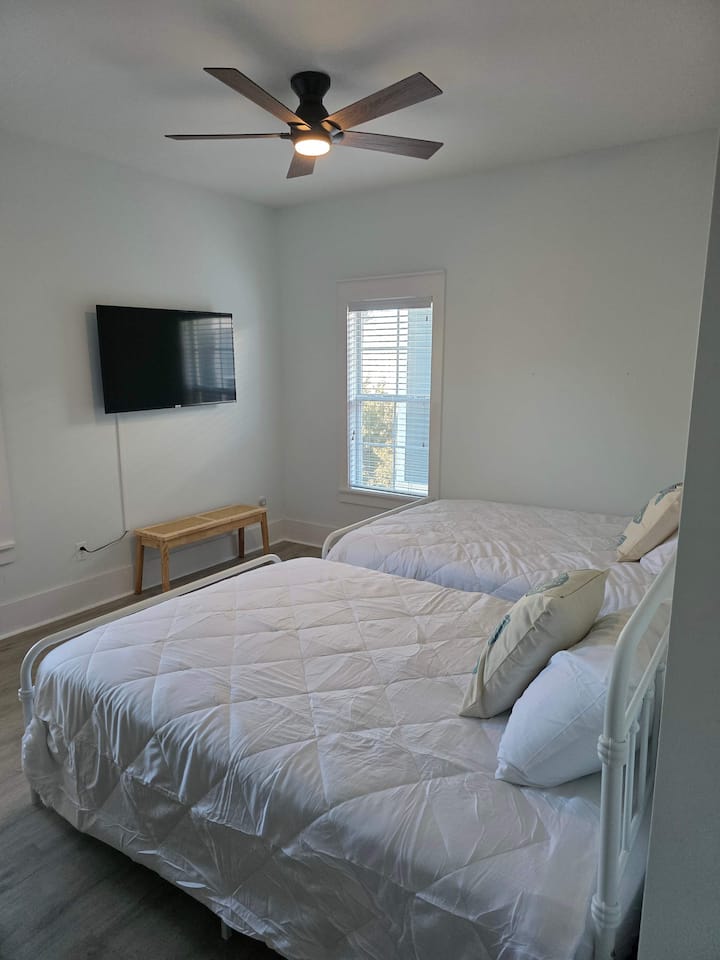 Dual Comfort: разполага с две удобни двойни легла, оборудвани с чисти бели завивки с диамантено прошиване и декоративни възглавници от плюш.