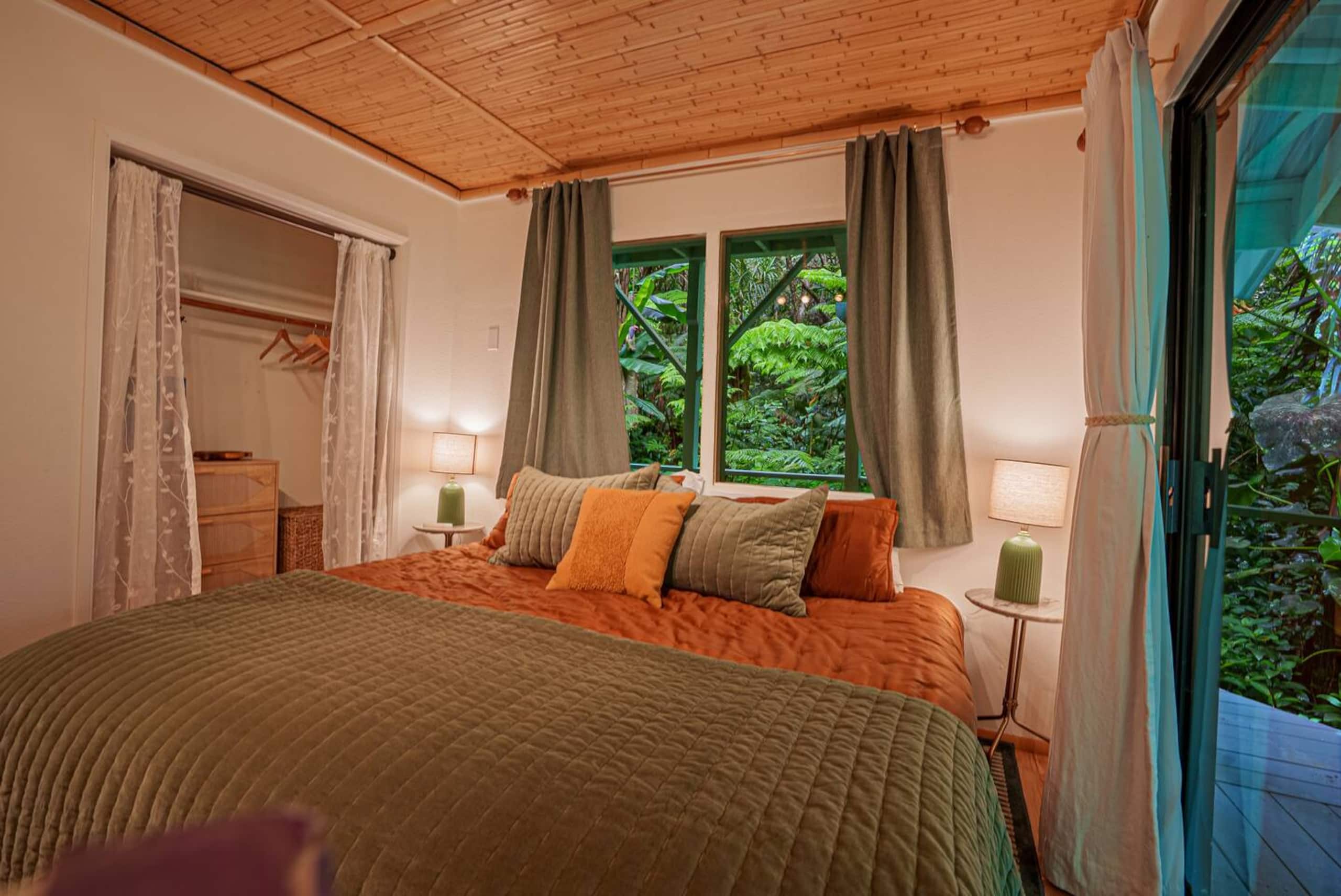 Home in Kailua-Kona · ★5.0 · 5 bedrooms · 9 beds · 3 baths - Image 13