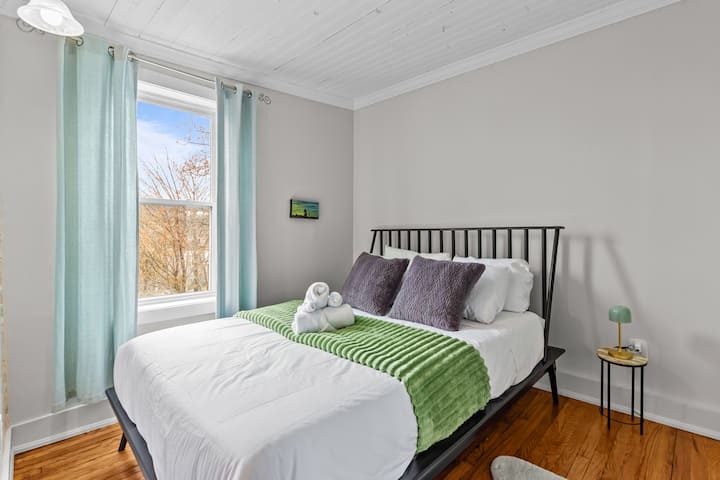 להתענג על שינה בחדר השינה השקט הזה, שעוצב לנוחות אולטימטיבית.