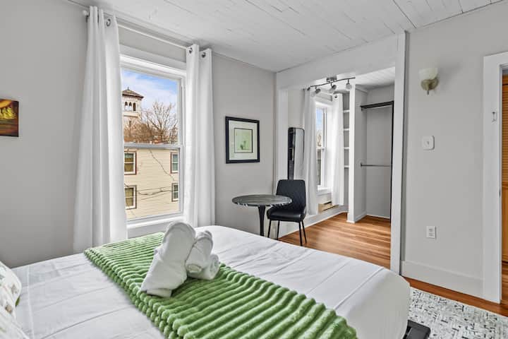 הירגעו בחדר השינה המואר הזה, מושלם לקפה בוקר שקט או לרגע שקט.