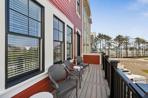 Blue Horizon: Ocean views steps from town center,