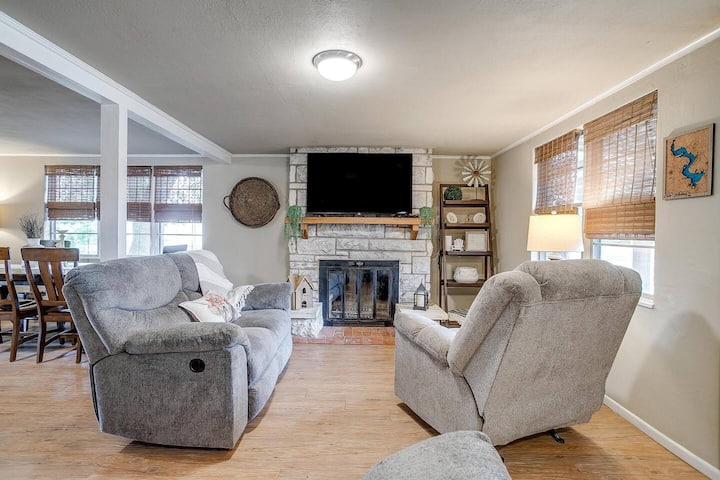 Spacious Lakeview Oasis With Pool + Hot Tub - Lake Whitney