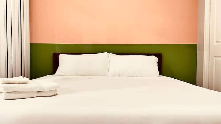 Opustite se u ovom udobnom bračnom krevetu s čistom bijelom posteljinom