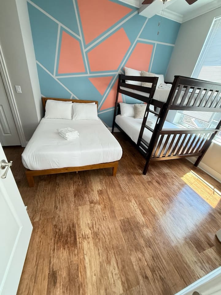 Udoban bračni krevet i krevet na kat savršen su prostor za opuštanje za obitelj ili prijatelje.