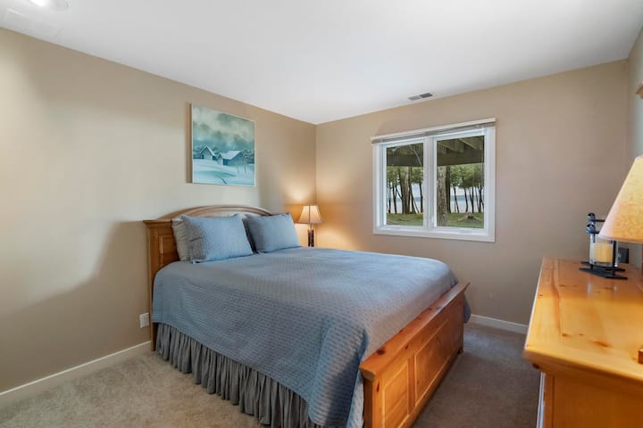 dormitorio queen en el nivel inferior 