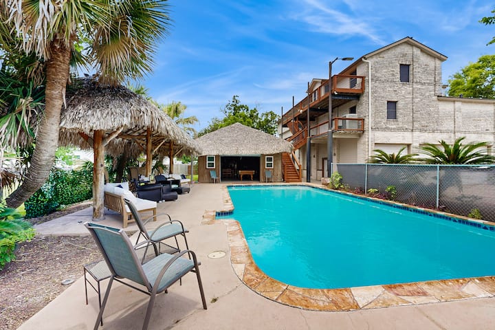 Bacliff Family Getaway W/ Game Room + Private Pool - Kemah, TX