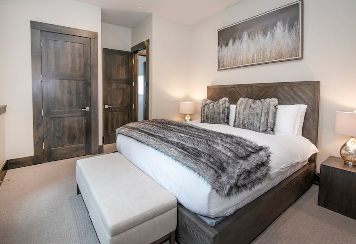 Bedroom 2 W/King Bed