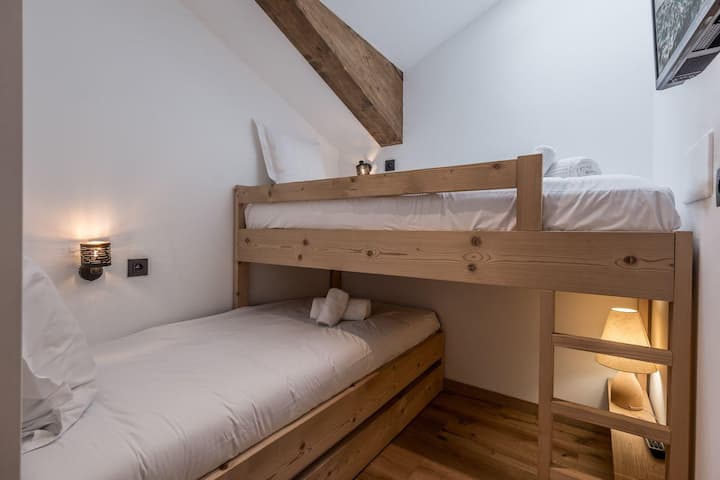 Dhomë e këndshme me krevate marinari me ndriçim të butë, jorganë të rehatshëm dhe një ndjesi malore. E shkëlqyer për fëmijët ose miqtë për t'u çlodhur pas një dite në shpatet e malit. Çarçafët, peshqirët dhe hapësira e magazinimit janë të përfshira.