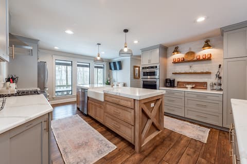 Hot Tub, Game Room & Lake Vibes Await!